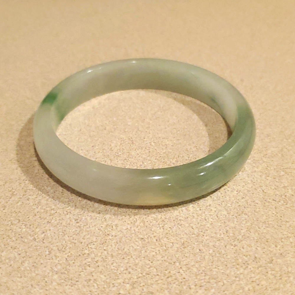 Green and white jade bracelet from Oahu, Hi.